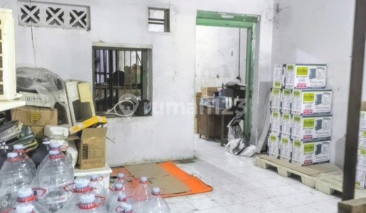 Old Shop House on Tiang Bendera Street, Roa Malaka, Suitable for Warehouse / Garment Factory Can also be Used as Employee Dormitory (Ready to Use, Well-Maintained Condition) 2