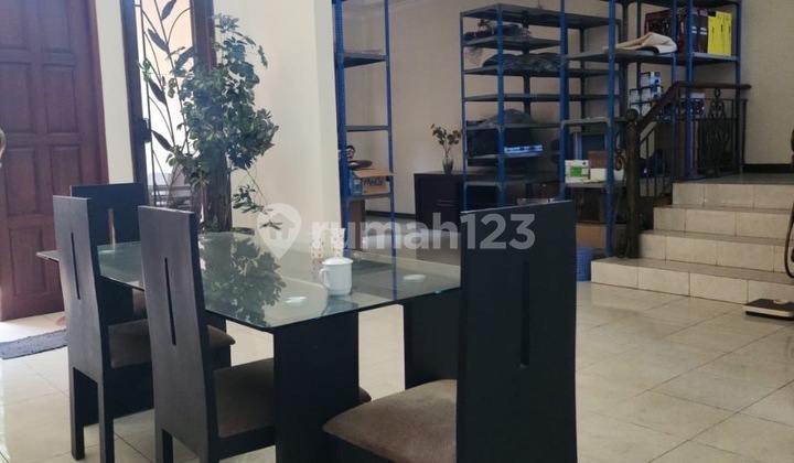 2-STORY LUXURY HOUSE FULLY FURNISHED A STEP AWAY FROM MERR ROAD MAIN ROAD/DOUBLE ROW 2