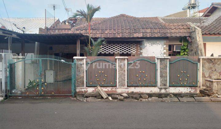 Rumah tua di Pluit dekat muara karang Jakarta  1