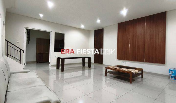 Puri Mansion, 135meter, 4kt, Depan Taman  2
