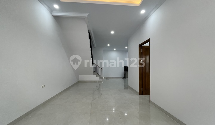 Rumah Baru di Blok 2, Hadap Timur 2