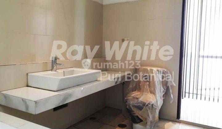 Rumah modern tropical siap huni 2,5 lantai di mega kebon jeruk  3
