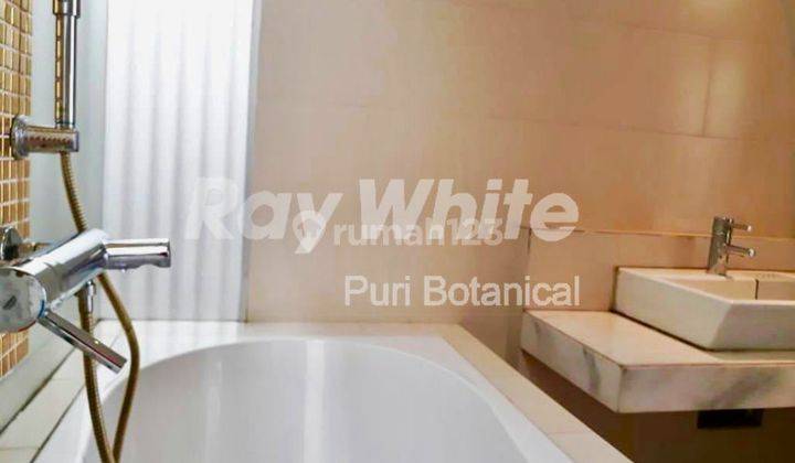 Rumah modern tropical siap huni 2,5 lantai di mega kebon jeruk  6