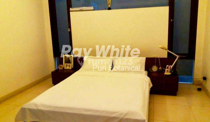 Rumah modern tropical siap huni 2,5 lantai di mega kebon jeruk  12