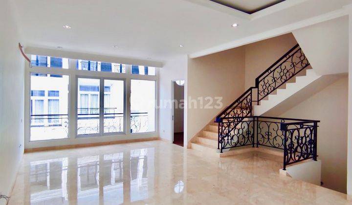 Rumah baru 3 lantai bergaya american classic madja residence  19