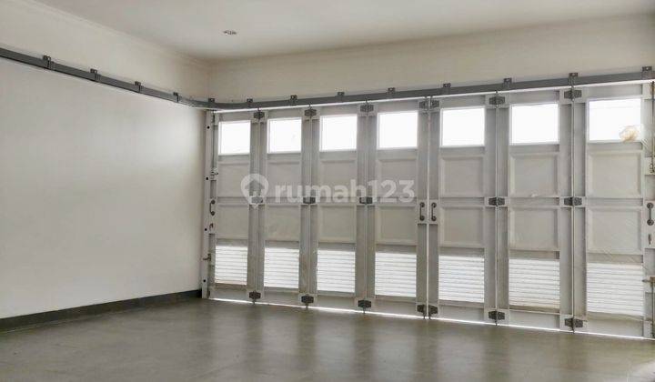 Rumah baru 3 lantai bergaya american classic madja residence  20
