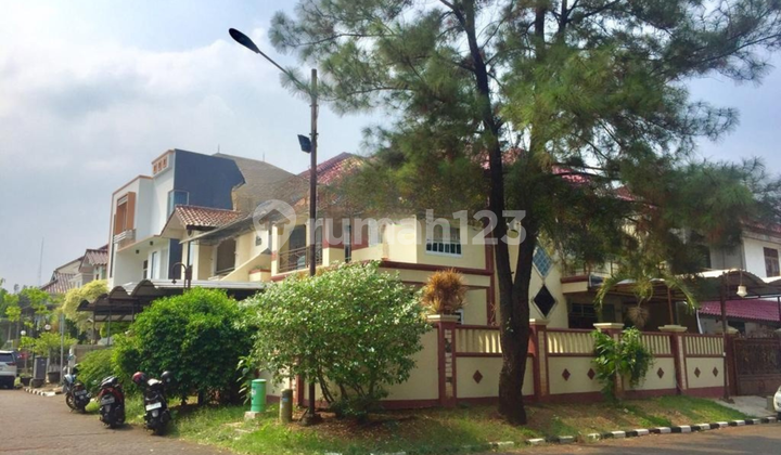 Corner House Fronting Park, Southeast-Facing, Move-In Ready 2