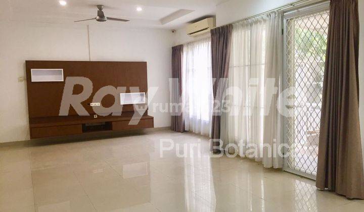ruang keluarga rumah 2 lantai bagus di