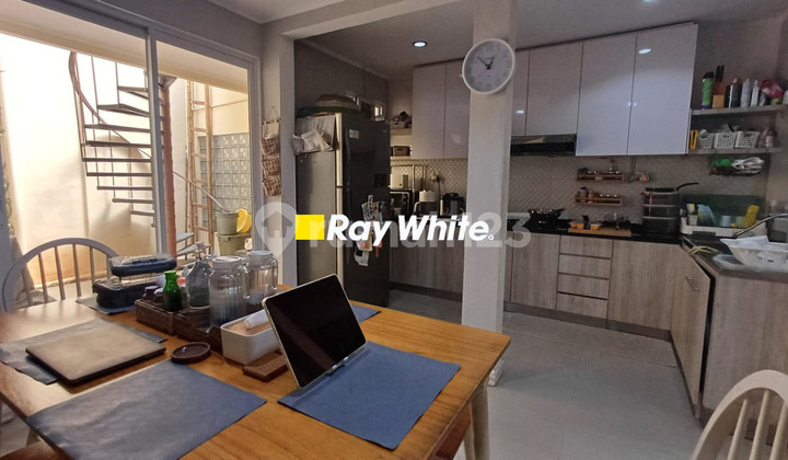 Rumah Hook 2 Lantai di Taman Kedoya Baru 2