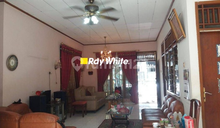 Old House for Rent Strategic Location in Tomang West Jakarta 2