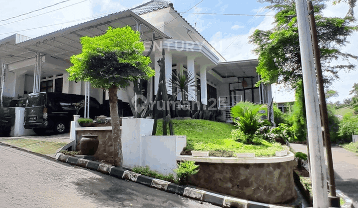 tampak depan rumah strategis perumahan grand cimandala