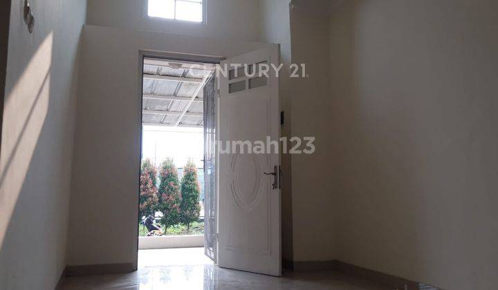 ruang tamu rumah strategis di wartawangsa residence