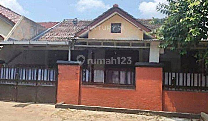 tampak depan rumah dekat sekolah di perumahan