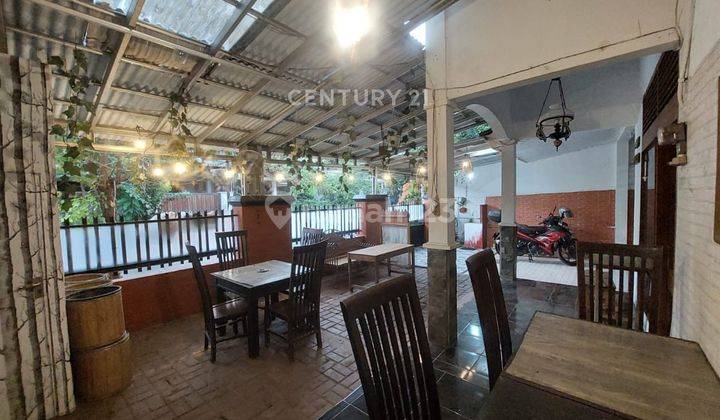 ruang tamu rumah dekat sekolah di perumahan