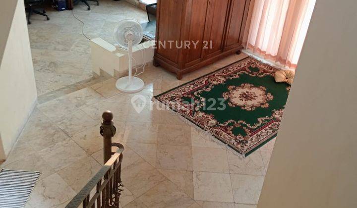 ruang tamu rumah mewah hook strategis di