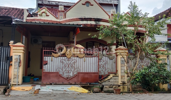 Dijual. Rumah 2 lantai bebas banjir. Dalam kota Makassar dekat Bandara Hasanuddin.  1