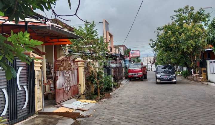 Dijual. Rumah 2 lantai bebas banjir. Dalam kota Makassar dekat Bandara Hasanuddin.  2