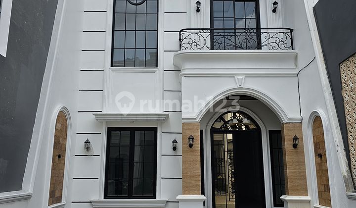 Jagakarsa American Classic house has a swimming pool.