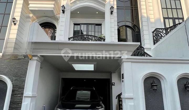 American Classic Style,Shm 3 Lantai + Rooftop - Full Furnishe