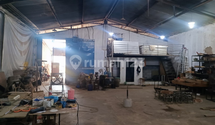 Ready-to-Use Warehouse and Office in Lik Kaligawe, Semarang, High Road. 2