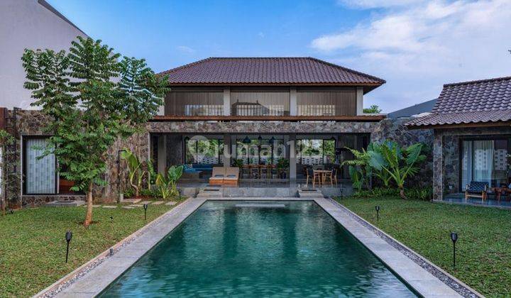 Rumah Ada Pool Nuansa Villa Full Furnish di Kemang Pratama 1