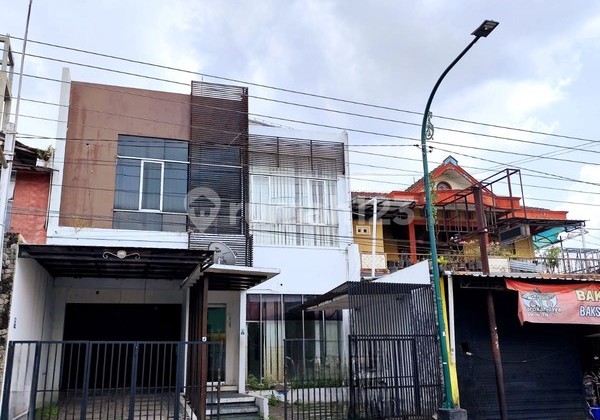 For Rent: 2.5-Story Commercial Building in Sorosutan, Umbulharjo, Yogyakarta