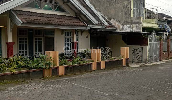 Rumah Tinggal 4 Kamar Di Perum Ambarketawang Permai Dekat Kampus Pgri 1