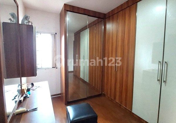 Super Premium Commercial Asset, 3-Storey Shophouse on North Ring Road, Condongcatur, Depok, Sleman.