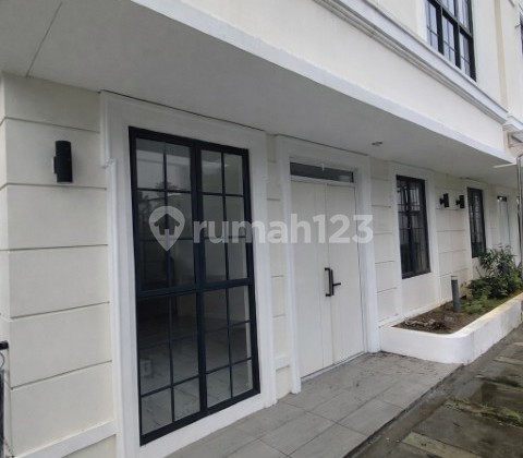 Rumah Hoek Double Decker 3 Lantai di Lavon Tangerang Oys00100