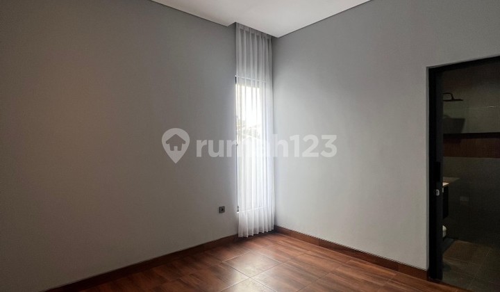 Rumah Cantik Hoek Full Furnish di Kencana Loka BSD Tangerang 1K900076 2