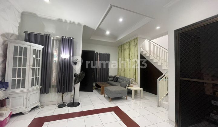 For quick sale: 2-story house in Palem Semi Complex, Karawaci Tangerang, strategic location near toll road. 2