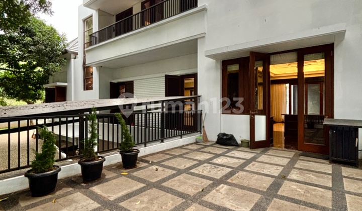 Rumah Mewah Terawat Dan Siap Huni, Bangunan 2,5 Lantai 