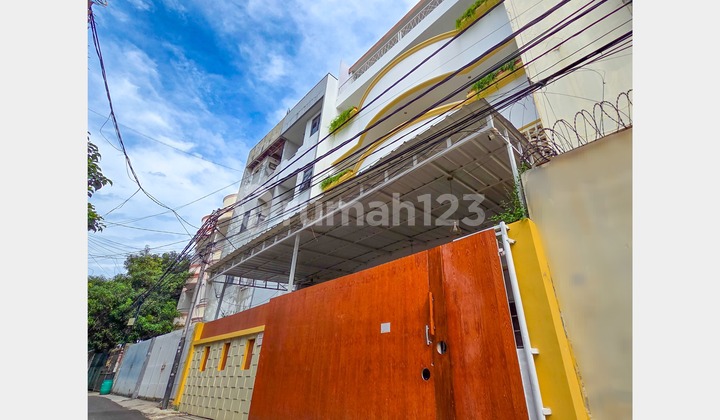 Sell 32-Room Boarding House in Mangga Besar, West Jakarta Sell 32-Room Boarding House in Mangga Besar, West Jakarta