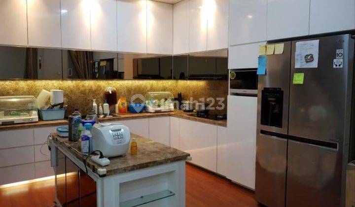 Rumah Bagus Cantik Siap Huni Semi Furnished di Permata Buana, Jakarta Barat Swimming Pool Modern 1