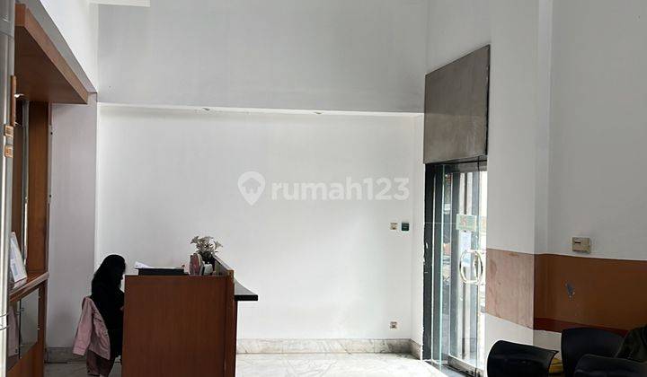  Kantor Gedung 6 Lantai Siap Pakai Ada Lift di Tomang 2286 m² Furnished SHM Strategis Jakarta Pusat 1