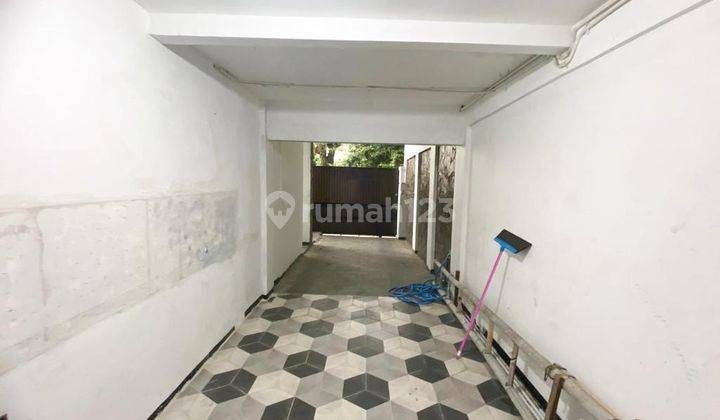 Rumah 3 Lantai Ceiling Tinggi Hadap Timur di Dki Joglo Jakarta Barat Depan Taman 2