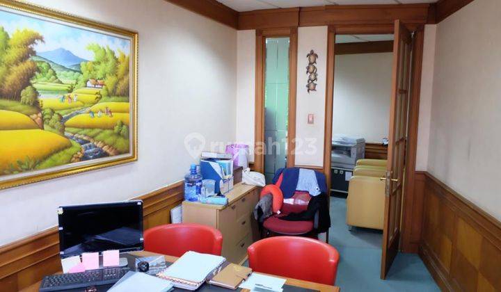  Kantor Furnished Siap Huni 250 m² di Sudirman, Strategic 2