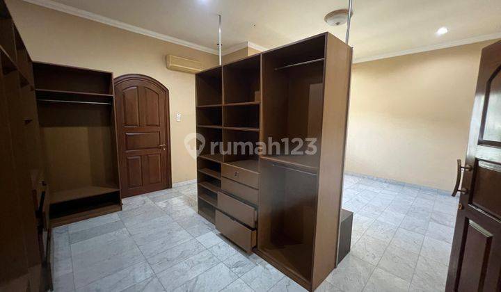 Rumah 2 Lantai 4 Kamar Tidur Lantai Marmer Disewakan Permata Buana, Jakarta Barat 2