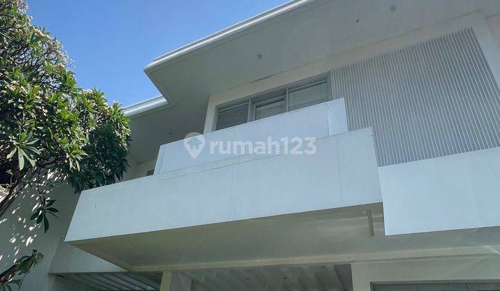 Rumah 2 Lantai Bagus Semi Furnished SHM di Intercon, Jakarta Barat 1