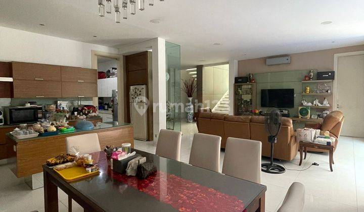 Rumah 2 Lantai Bagus Semi Furnished SHM di Intercon, Jakarta Barat 2