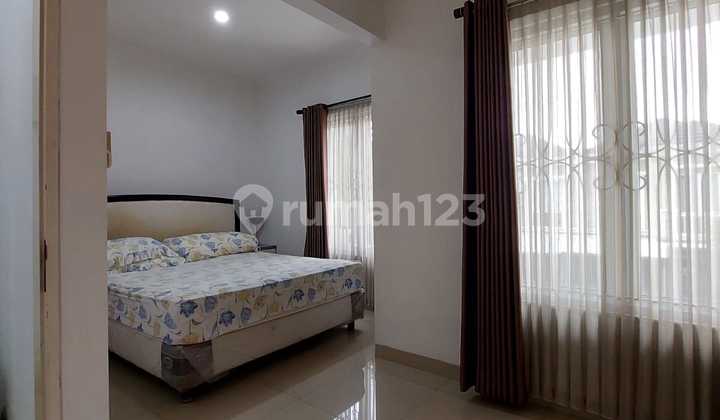 RUMAH CANTIK DI GADING SERPONG 2 LANTAI FURNISHED SIAP HUNI 
