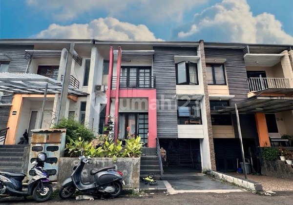 Strategic House with Complete Facilities in an Attractive Location!