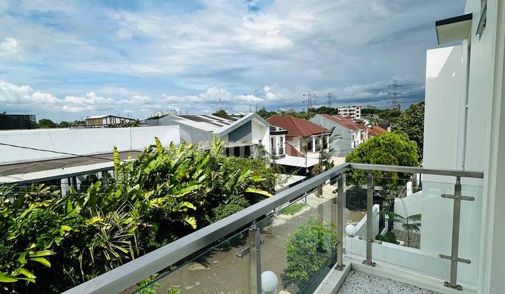 This modern minimalist house has everything you're looking for! 2