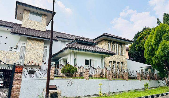 Rumah Elegan Dengan Kolam Renang Pribadi Dan Ruang Hidup Nyaman 2