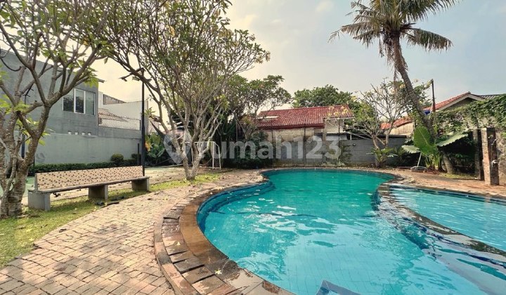 Strategic House with Complete Facilities in an Attractive Location!