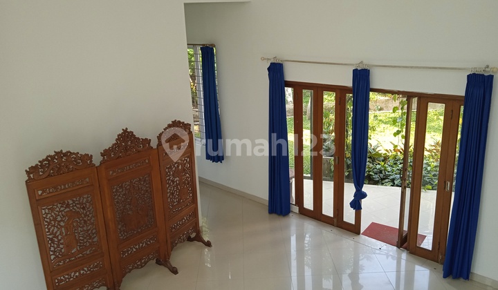 ruang tamu rumah asri strategis di villa