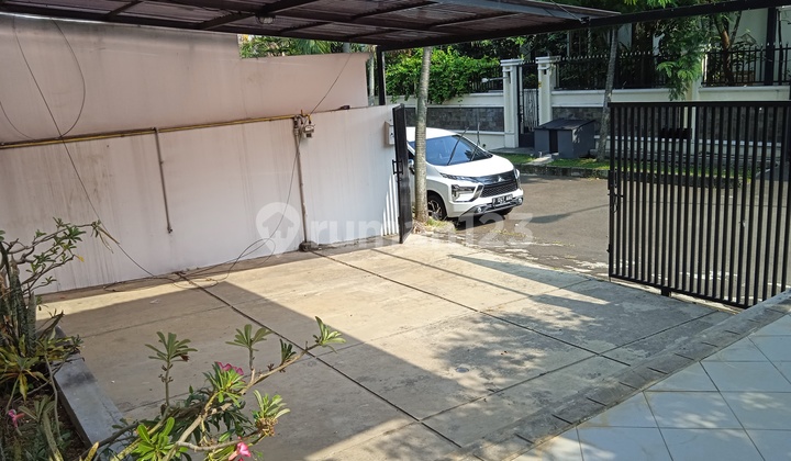 garasi/carport rumah asri strategis di villa