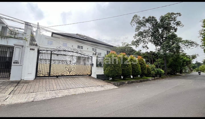 Large and Spacious 2-Story House in Tomang City Garden Complex, Block I No. 4, Kebon Jeruk, Central Jakarta 2