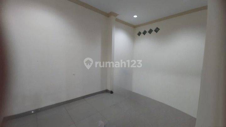 Rumah 2 Lantai Sudah Renov di Green Garden, Jakarta Barat 2