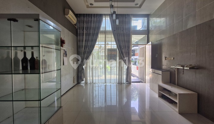 Nice House in Front of Daan Mogot Park Nice House in Front of Daan Mogot Park